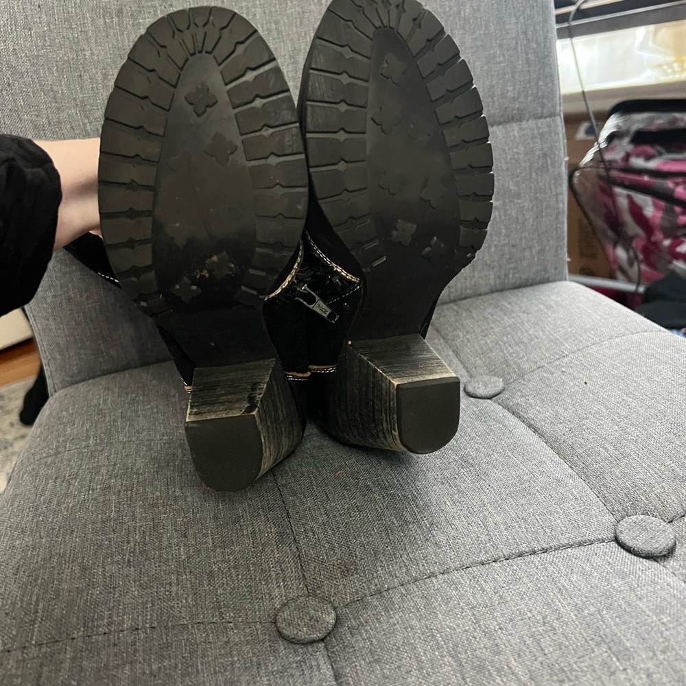 Embroidered Black and Brown Western Boots - Picture 6 of 8